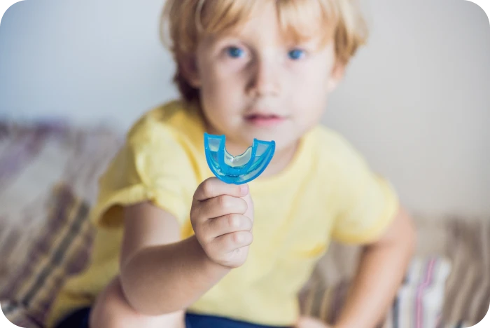 Jeune garçon avec un éducateur fonctionnel orthodontique
