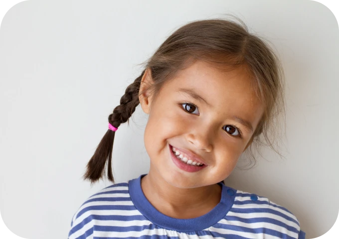 Jeune enfant souriant, âge du premier bilan orthodontique