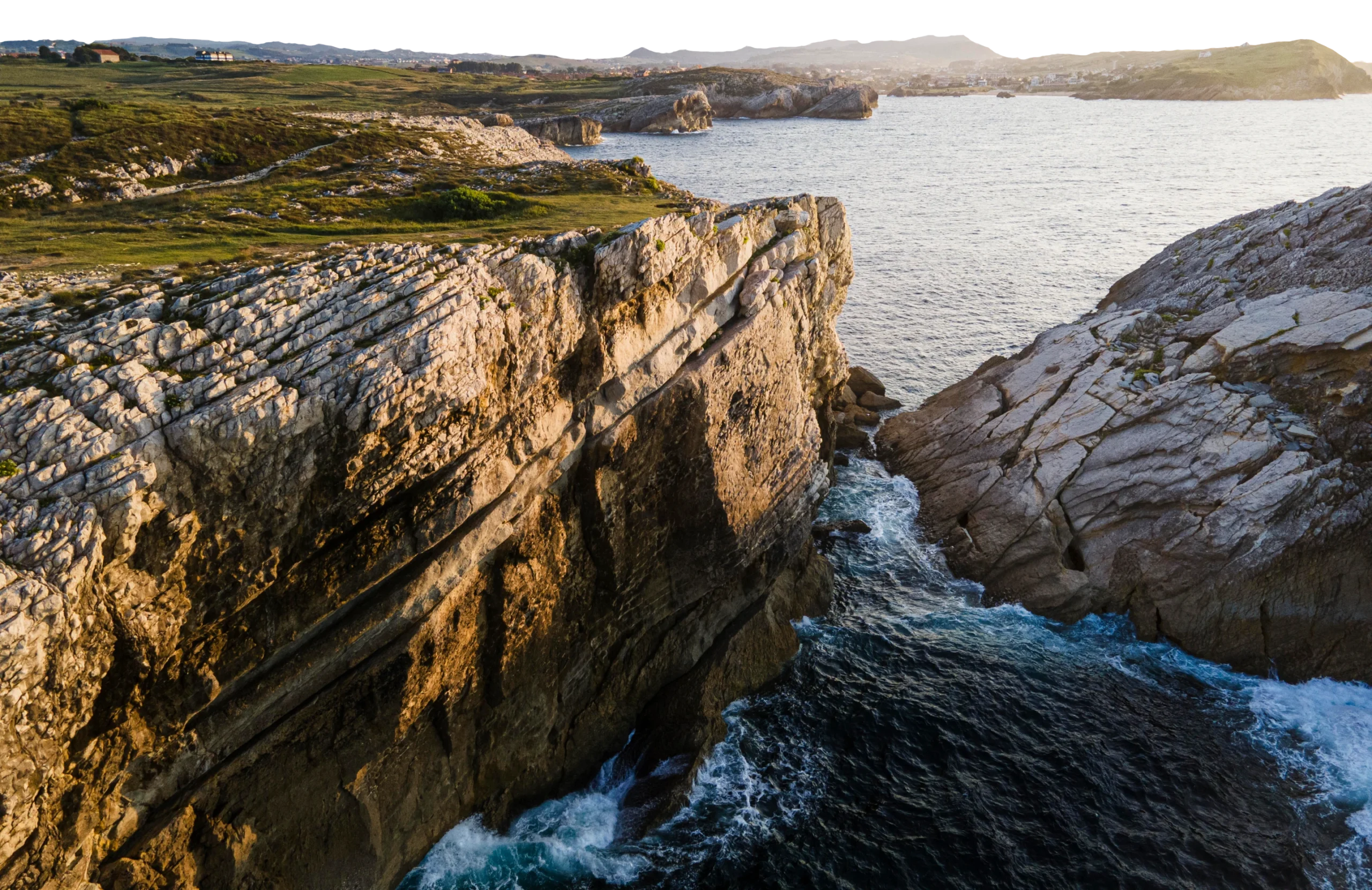 Falaises rocheuses en bord de mer au Pays basque