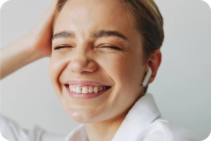Femme souriante avec un léger diastème entre les dents