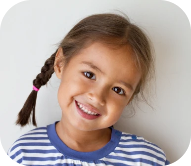 Petite fille souriante