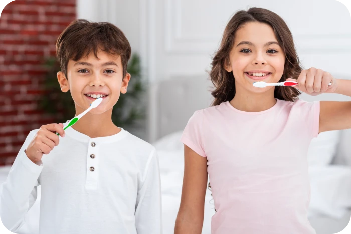 Enfants se brossant les dents pour une bonne hygiène bucco-dentaire