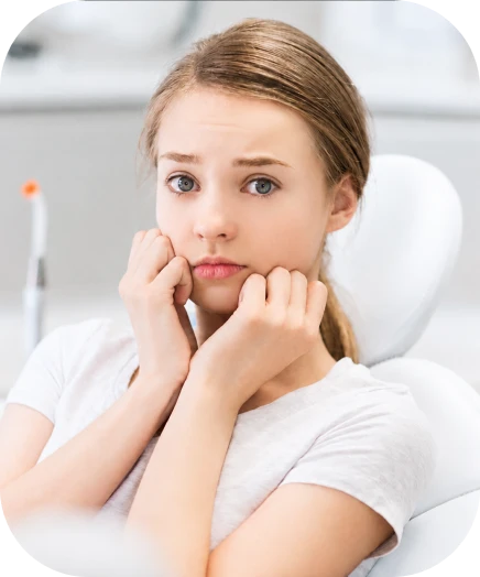 Jeune femme inconfortable suite à un incident avec son appareil orthodontique