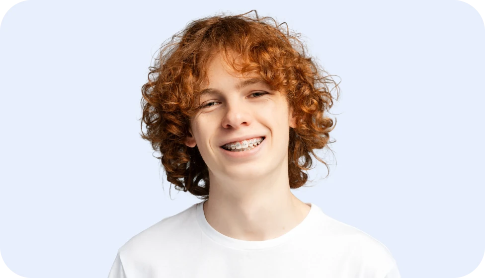 Orthodontie adolescent à Saint-Palais, jeune homme souriant