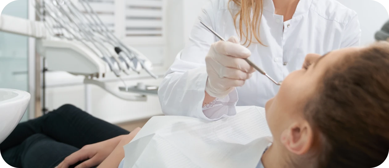 Début de traitement orthodontique chez un jeune patient au fauteuil dentaire