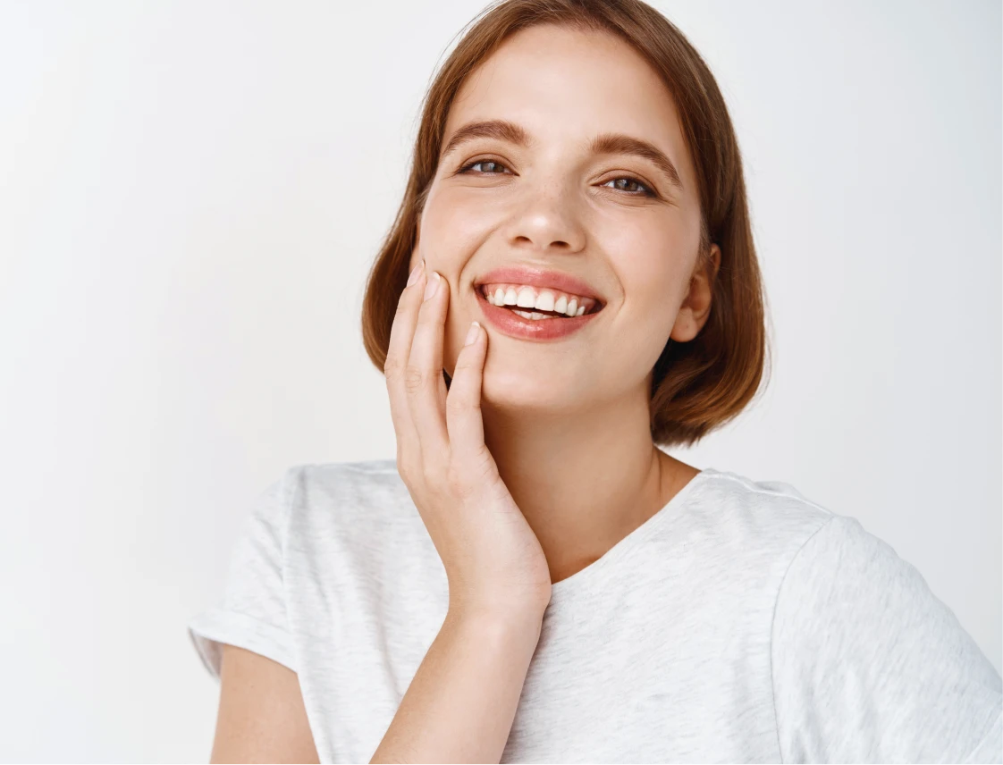 Femme souriante, patiente en orthodontie adulte
