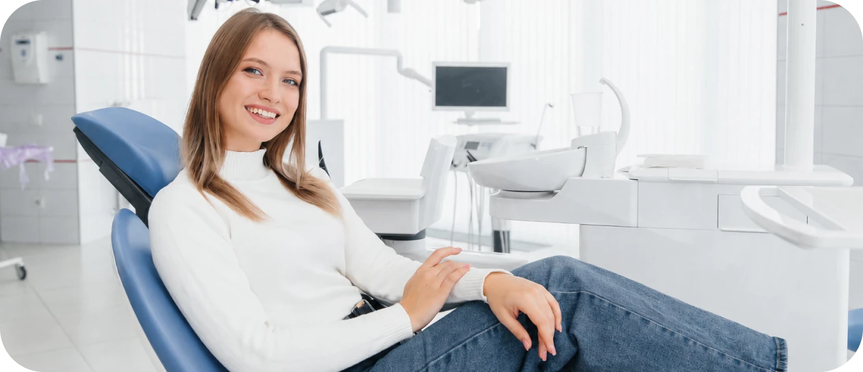 Jeune femme souriante lors de son premier rendez-vous orthodontique